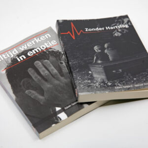 Edwin Spieard - Special Death Care, Airbrush Special Death Care, Wagens Special Death Care, voomalig ambu, voormalig ambulance, special death care, klinische lessen, postmortale zorg, thanatopraxie, buikpunctie, airbrush, vervoer, pacemaker, reconstructie, reconstructies, camouflage, camouflage cursus, airbrush cursus, presentaties, presentatie altijd werken in emotie, boeken, boek alrijd werken in emotie, boek als de dood begint te ruiken, boek zonder hartslag, aardbeving turkije, humanitaire hulp, death care germany, bodyseal, beladen presentatie, embalmer, specialistische postmortale zorg, Edwin spieard, Geert Teis, presentatie geert teis, uitverkochte zaal geert teis