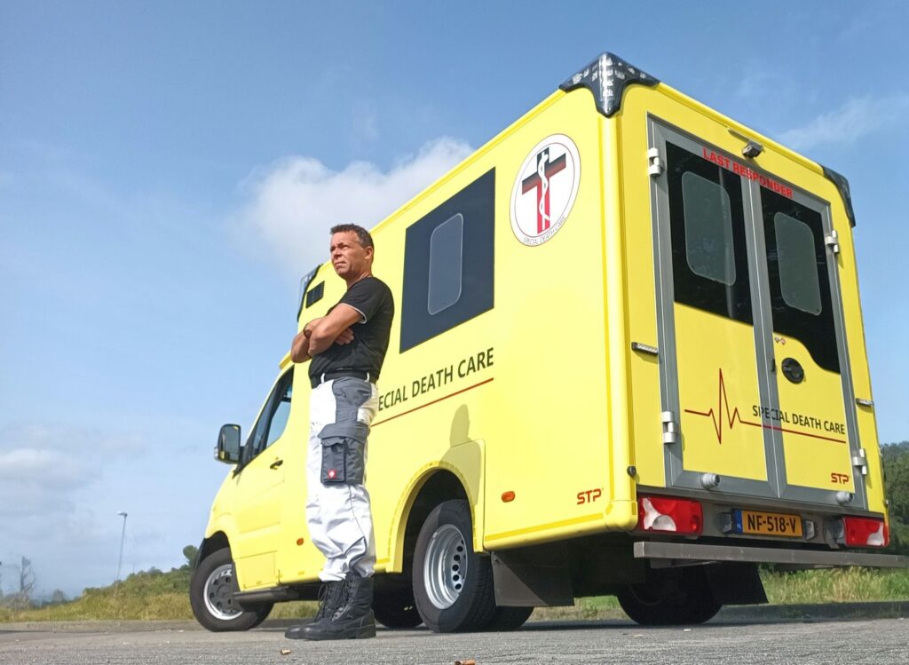 Edwin Spieard - Special Death Care, Airbrush Special Death Care, Wagens Special Death Care, voomalig ambu, voormalig ambulance, special death care, klinische lessen, postmortale zorg, thanatopraxie, buikpunctie, airbrush, vervoer, pacemaker, reconstructie, reconstructies, camouflage, camouflage cursus, airbrush cursus, presentaties, presentatie altijd werken in emotie, boeken, boek alrijd werken in emotie, boek als de dood begint te ruiken, boek zonder hartslag, aardbeving turkije, humanitaire hulp, death care germany, bodyseal, beladen presentatie, embalmer, specialistische postmortale zorg, Edwin spieard, Geert Teis, presentatie geert teis, uitverkochte zaal geert teis