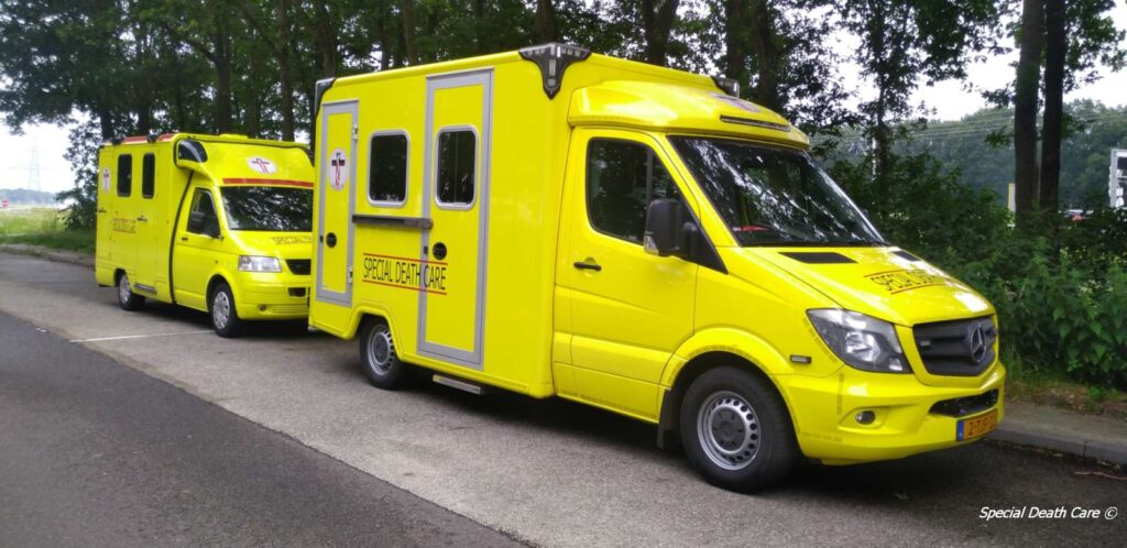 Wagens Special Death Care, voomalig ambu, voormalig ambulance, special death care, klinische lessen, postmortale zorg, thanatopraxie, buikpunctie, airbrush, vervoer, pacemaker, reconstructie, reconstructies, camouflage, camouflage cursus, airbrush cursus, presentaties, presentatie altijd werken in emotie, boeken, boek alrijd werken in emotie, boek als de dood begint te ruiken, boek zonder hartslag, aardbeving turkije, humanitaire hulp, death care germany, bodyseal, beladen presentatie, embalmer, specialistische postmortale zorg,