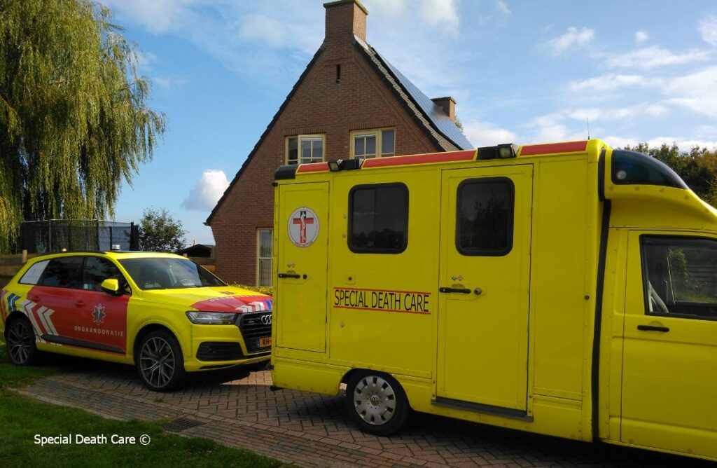 Special Death Care, Airbrush Special Death Care, Wagens Special Death Care, voomalig ambu, voormalig ambulance, special death care, klinische lessen, postmortale zorg, thanatopraxie, buikpunctie, airbrush, vervoer, pacemaker, reconstructie, reconstructies, camouflage, camouflage cursus, airbrush cursus, presentaties, presentatie altijd werken in emotie, boeken, boek alrijd werken in emotie, boek als de dood begint te ruiken, boek zonder hartslag, aardbeving turkije, humanitaire hulp, death care germany, bodyseal, beladen presentatie, embalmer, specialistische postmortale zorg, Edwin spieard