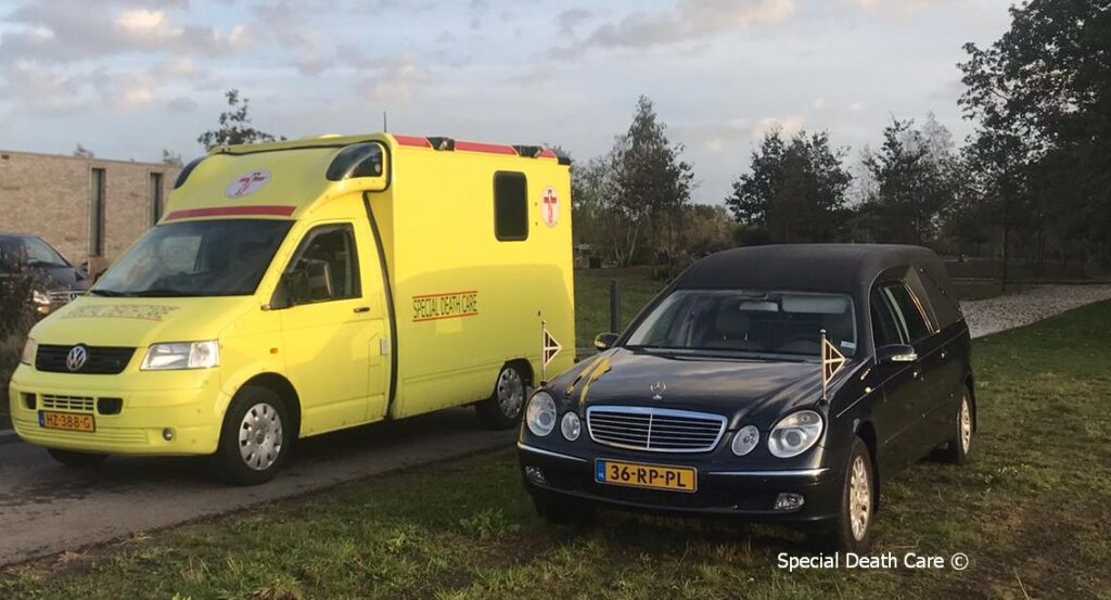 Special Death Care Edwin Spieard, Airbrush Special Death Care, Wagens Special Death Care, voomalig ambu, voormalig ambulance, special death care, klinische lessen, postmortale zorg, thanatopraxie, buikpunctie, airbrush, vervoer, pacemaker, reconstructie, reconstructies, camouflage, camouflage cursus, airbrush cursus, presentaties, presentatie altijd werken in emotie, boeken, boek alrijd werken in emotie, boek als de dood begint te ruiken, boek zonder hartslag, aardbeving turkije, humanitaire hulp, death care germany, bodyseal, beladen presentatie, embalmer, specialistische postmortale zorg, Edwin spieard