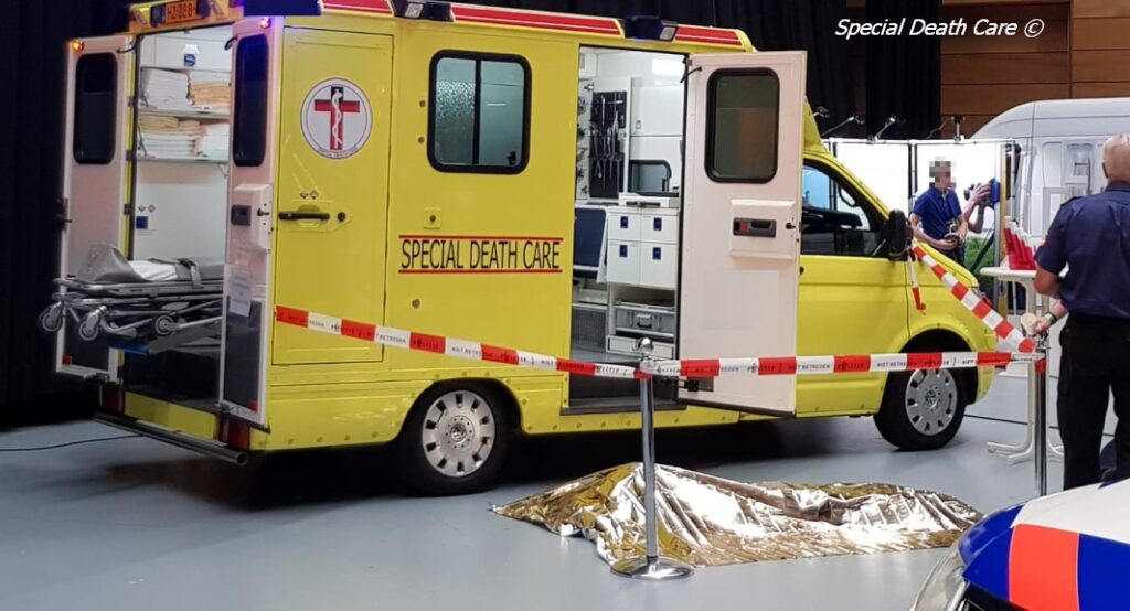 Special Death Care, Airbrush Special Death Care, Wagens Special Death Care, voomalig ambu, voormalig ambulance, special death care, klinische lessen, postmortale zorg, thanatopraxie, buikpunctie, airbrush, vervoer, pacemaker, reconstructie, reconstructies, camouflage, camouflage cursus, airbrush cursus, presentaties, presentatie altijd werken in emotie, boeken, boek alrijd werken in emotie, boek als de dood begint te ruiken, boek zonder hartslag, aardbeving turkije, humanitaire hulp, death care germany, bodyseal, beladen presentatie, embalmer, specialistische postmortale zorg, Edwin spieard
