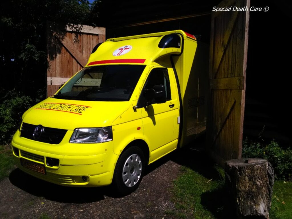 Klinische les - Special Death Care, Airbrush Special Death Care, Wagens Special Death Care, voomalig ambu, voormalig ambulance, special death care, klinische lessen, postmortale zorg, thanatopraxie, buikpunctie, airbrush, vervoer, pacemaker, reconstructie, reconstructies, camouflage, camouflage cursus, airbrush cursus, presentaties, presentatie altijd werken in emotie, boeken, boek alrijd werken in emotie, boek als de dood begint te ruiken, boek zonder hartslag, aardbeving turkije, humanitaire hulp, death care germany, bodyseal, beladen presentatie, embalmer, specialistische postmortale zorg, Edwin spieard
