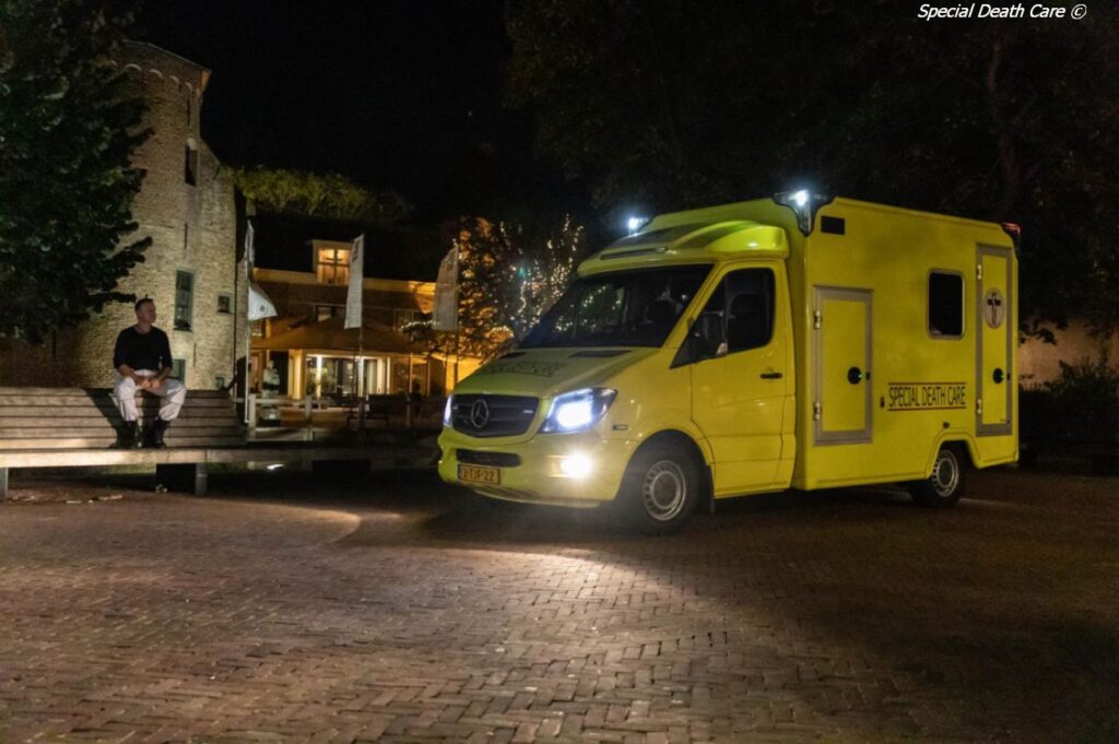 Edwin Spieard - Special Death Care, Airbrush Special Death Care, Wagens Special Death Care, voomalig ambu, voormalig ambulance, special death care, klinische lessen, postmortale zorg, thanatopraxie, buikpunctie, airbrush, vervoer, pacemaker, reconstructie, reconstructies, camouflage, camouflage cursus, airbrush cursus, presentaties, presentatie altijd werken in emotie, boeken, boek alrijd werken in emotie, boek als de dood begint te ruiken, boek zonder hartslag, aardbeving turkije, humanitaire hulp, death care germany, bodyseal, beladen presentatie, embalmer, specialistische postmortale zorg, Edwin spieard