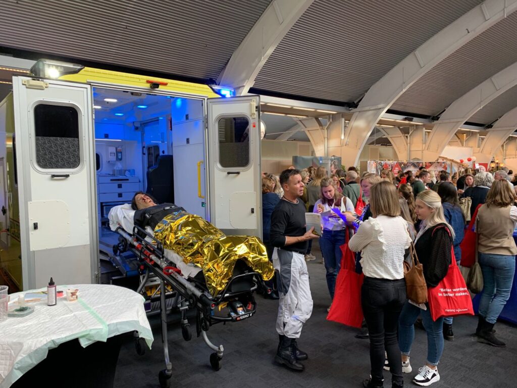 Edwin op Nursing 2022, Airbrush Special Death Care, Wagens Special Death Care, voomalig ambu, voormalig ambulance, special death care, klinische lessen, postmortale zorg, thanatopraxie, buikpunctie, airbrush, vervoer, pacemaker, reconstructie, reconstructies, camouflage, camouflage cursus, airbrush cursus, presentaties, presentatie altijd werken in emotie, boeken, boek alrijd werken in emotie, boek als de dood begint te ruiken, boek zonder hartslag, aardbeving turkije, humanitaire hulp, death care germany, bodyseal, beladen presentatie, embalmer, specialistische postmortale zorg, Edwin spieard