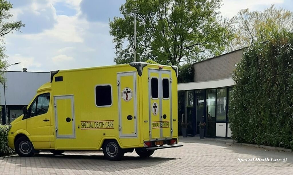 Special Death Care, Airbrush Special Death Care, Wagens Special Death Care, voomalig ambu, voormalig ambulance, special death care, klinische lessen, postmortale zorg, thanatopraxie, buikpunctie, airbrush, vervoer, pacemaker, reconstructie, reconstructies, camouflage, camouflage cursus, airbrush cursus, presentaties, presentatie altijd werken in emotie, boeken, boek alrijd werken in emotie, boek als de dood begint te ruiken, boek zonder hartslag, aardbeving turkije, humanitaire hulp, death care germany, bodyseal, beladen presentatie, embalmer, specialistische postmortale zorg, Edwin spieard