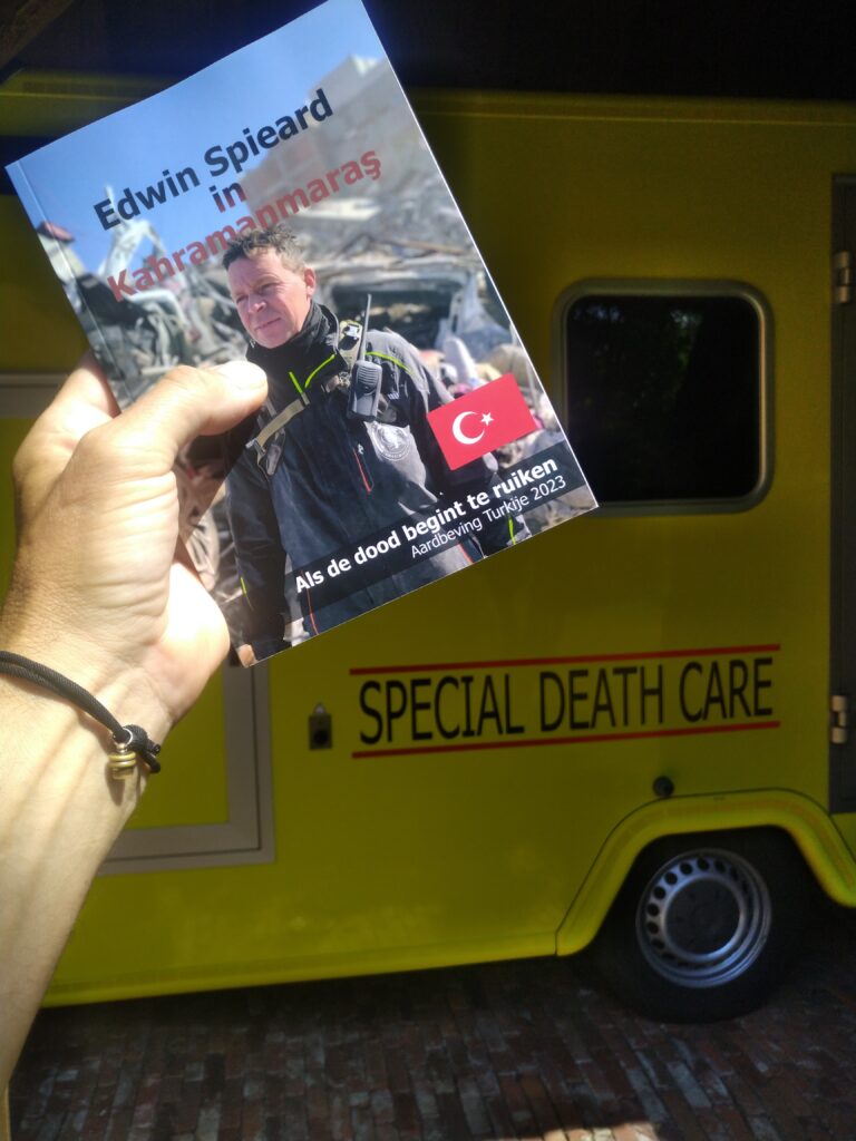 Aardbeving Turkije Special Death Care, Airbrush Special Death Care, Wagens Special Death Care, voomalig ambu, voormalig ambulance, special death care, klinische lessen, postmortale zorg, thanatopraxie, buikpunctie, airbrush, vervoer, pacemaker, reconstructie, reconstructies, camouflage, camouflage cursus, airbrush cursus, presentaties, presentatie altijd werken in emotie, boeken, boek alrijd werken in emotie, boek als de dood begint te ruiken, boek zonder hartslag, aardbeving turkije, humanitaire hulp, death care germany, bodyseal, beladen presentatie, embalmer, specialistische postmortale zorg, Edwin spieard
