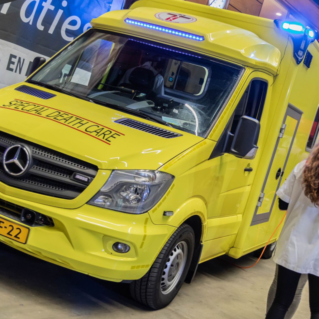 Les Special Death Care, Airbrush Special Death Care, Wagens Special Death Care, voomalig ambu, voormalig ambulance, special death care, klinische lessen, postmortale zorg, thanatopraxie, buikpunctie, airbrush, vervoer, pacemaker, reconstructie, reconstructies, camouflage, camouflage cursus, airbrush cursus, presentaties, presentatie altijd werken in emotie, boeken, boek alrijd werken in emotie, boek als de dood begint te ruiken, boek zonder hartslag, aardbeving turkije, humanitaire hulp, death care germany, bodyseal, beladen presentatie, embalmer, specialistische postmortale zorg, Edwin spieard
