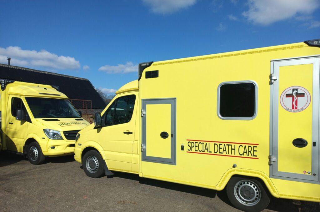 Wagenpark SpeciAL Death Care, Airbrush Special Death Care, Wagens Special Death Care, voomalig ambu, voormalig ambulance, special death care, klinische lessen, postmortale zorg, thanatopraxie, buikpunctie, airbrush, vervoer, pacemaker, reconstructie, reconstructies, camouflage, camouflage cursus, airbrush cursus, presentaties, presentatie altijd werken in emotie, boeken, boek alrijd werken in emotie, boek als de dood begint te ruiken, boek zonder hartslag, aardbeving turkije, humanitaire hulp, death care germany, bodyseal, beladen presentatie, embalmer, specialistische postmortale zorg, Edwin spieard