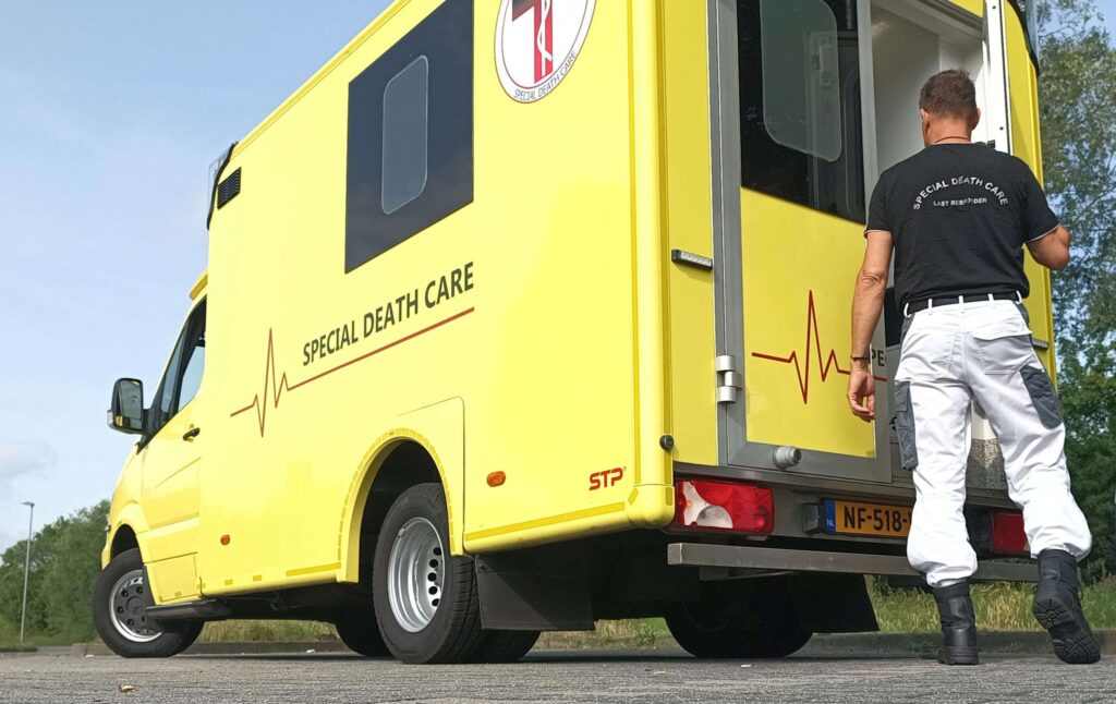 Boeken Special Death Care, Edwin Spieard - Special Death Care, Airbrush Special Death Care, Wagens Special Death Care, voomalig ambu, voormalig ambulance, special death care, klinische lessen, postmortale zorg, thanatopraxie, buikpunctie, airbrush, vervoer, pacemaker, reconstructie, reconstructies, camouflage, camouflage cursus, airbrush cursus, presentaties, presentatie altijd werken in emotie, boeken, boek alrijd werken in emotie, boek als de dood begint te ruiken, boek zonder hartslag, aardbeving turkije, humanitaire hulp, death care germany, bodyseal, beladen presentatie, embalmer, specialistische postmortale zorg, Edwin spieard, Geert Teis, presentatie geert teis, uitverkochte zaal geert teis