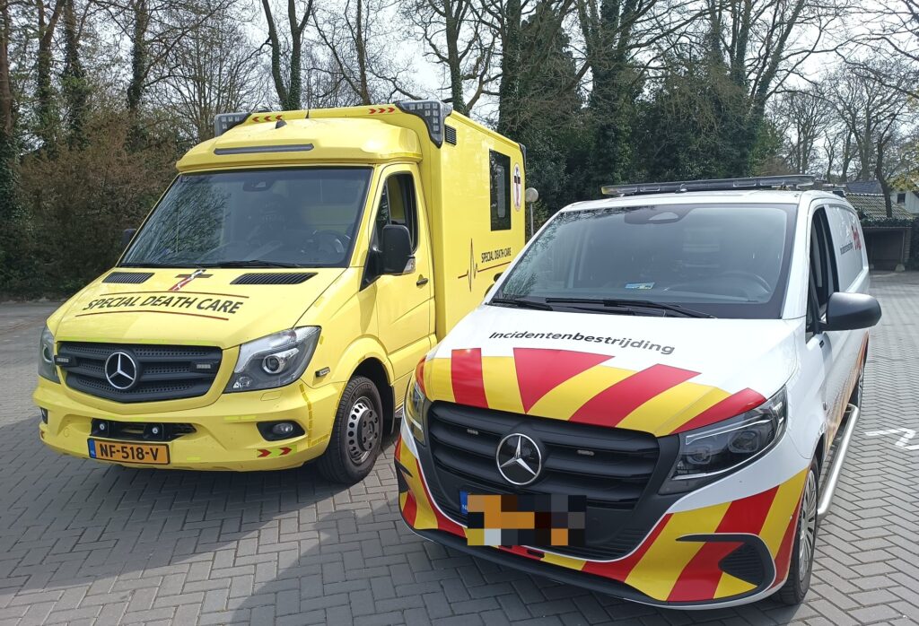 Edwin Spieard - Special Death Care, Edwin Spieard - Special Death Care, Airbrush Special Death Care, Wagens Special Death Care, voomalig ambu, voormalig ambulance, special death care, klinische lessen, postmortale zorg, thanatopraxie, buikpunctie, airbrush, vervoer, pacemaker, reconstructie, reconstructies, camouflage, camouflage cursus, airbrush cursus, presentaties, presentatie altijd werken in emotie, boeken, boek alrijd werken in emotie, boek als de dood begint te ruiken, boek zonder hartslag, aardbeving turkije, humanitaire hulp, death care germany, bodyseal, beladen presentatie, embalmer, specialistische postmortale zorg, Edwin spieard, Geert Teis, presentatie geert teis, uitverkochte zaal geert teis