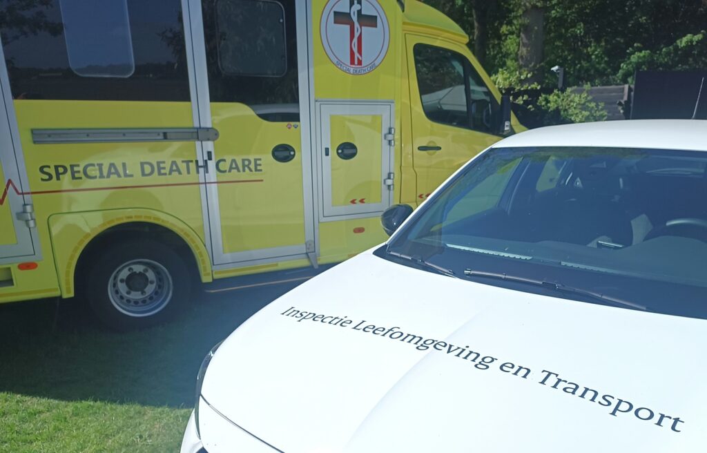 Edwin Spieard - Special Death Care, Edwin Spieard - Special Death Care, Airbrush Special Death Care, Wagens Special Death Care, voomalig ambu, voormalig ambulance, special death care, klinische lessen, postmortale zorg, thanatopraxie, buikpunctie, airbrush, vervoer, pacemaker, reconstructie, reconstructies, camouflage, camouflage cursus, airbrush cursus, presentaties, presentatie altijd werken in emotie, boeken, boek alrijd werken in emotie, boek als de dood begint te ruiken, boek zonder hartslag, aardbeving turkije, humanitaire hulp, death care germany, bodyseal, beladen presentatie, embalmer, specialistische postmortale zorg, Edwin spieard, Geert Teis, presentatie geert teis, uitverkochte zaal geert teis