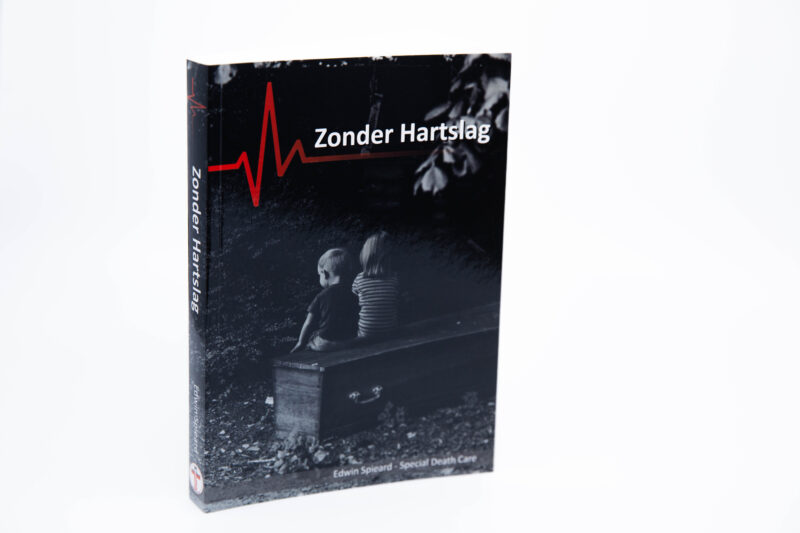 Edwin Spieard - Special Death Care, Airbrush Special Death Care, Wagens Special Death Care, voomalig ambu, voormalig ambulance, special death care, klinische lessen, postmortale zorg, thanatopraxie, buikpunctie, airbrush, vervoer, pacemaker, reconstructie, reconstructies, camouflage, camouflage cursus, airbrush cursus, presentaties, presentatie altijd werken in emotie, boeken, boek alrijd werken in emotie, boek als de dood begint te ruiken, boek zonder hartslag, aardbeving turkije, humanitaire hulp, death care germany, bodyseal, beladen presentatie, embalmer, specialistische postmortale zorg, Edwin spieard, Geert Teis, presentatie geert teis, uitverkochte zaal geert teis