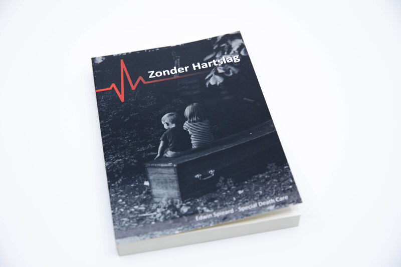 Edwin Spieard - Special Death Care, Airbrush Special Death Care, Wagens Special Death Care, voomalig ambu, voormalig ambulance, special death care, klinische lessen, postmortale zorg, thanatopraxie, buikpunctie, airbrush, vervoer, pacemaker, reconstructie, reconstructies, camouflage, camouflage cursus, airbrush cursus, presentaties, presentatie altijd werken in emotie, boeken, boek alrijd werken in emotie, boek als de dood begint te ruiken, boek zonder hartslag, aardbeving turkije, humanitaire hulp, death care germany, bodyseal, beladen presentatie, embalmer, specialistische postmortale zorg, Edwin spieard, Geert Teis, presentatie geert teis, uitverkochte zaal geert teis
