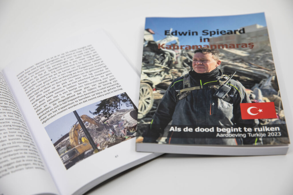 Edwin Spieard - Special Death Care, Airbrush Special Death Care, Wagens Special Death Care, voomalig ambu, voormalig ambulance, special death care, klinische lessen, postmortale zorg, thanatopraxie, buikpunctie, airbrush, vervoer, pacemaker, reconstructie, reconstructies, camouflage, camouflage cursus, airbrush cursus, presentaties, presentatie altijd werken in emotie, boeken, boek alrijd werken in emotie, boek als de dood begint te ruiken, boek zonder hartslag, aardbeving turkije, humanitaire hulp, death care germany, bodyseal, beladen presentatie, embalmer, specialistische postmortale zorg, Edwin spieard, Geert Teis, presentatie geert teis, uitverkochte zaal geert teis