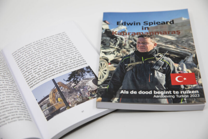 Edwin Spieard - Special Death Care, Airbrush Special Death Care, Wagens Special Death Care, voomalig ambu, voormalig ambulance, special death care, klinische lessen, postmortale zorg, thanatopraxie, buikpunctie, airbrush, vervoer, pacemaker, reconstructie, reconstructies, camouflage, camouflage cursus, airbrush cursus, presentaties, presentatie altijd werken in emotie, boeken, boek alrijd werken in emotie, boek als de dood begint te ruiken, boek zonder hartslag, aardbeving turkije, humanitaire hulp, death care germany, bodyseal, beladen presentatie, embalmer, specialistische postmortale zorg, Edwin spieard, Geert Teis, presentatie geert teis, uitverkochte zaal geert teis