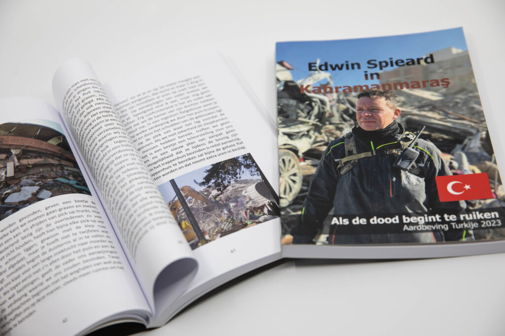 Edwin Spieard - Special Death Care, Airbrush Special Death Care, Wagens Special Death Care, voomalig ambu, voormalig ambulance, special death care, klinische lessen, postmortale zorg, thanatopraxie, buikpunctie, airbrush, vervoer, pacemaker, reconstructie, reconstructies, camouflage, camouflage cursus, airbrush cursus, presentaties, presentatie altijd werken in emotie, boeken, boek alrijd werken in emotie, boek als de dood begint te ruiken, boek zonder hartslag, aardbeving turkije, humanitaire hulp, death care germany, bodyseal, beladen presentatie, embalmer, specialistische postmortale zorg, Edwin spieard, Geert Teis, presentatie geert teis, uitverkochte zaal geert teis