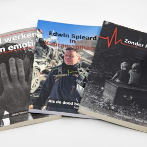 Edwin Spieard - Special Death Care, Airbrush Special Death Care, Wagens Special Death Care, voomalig ambu, voormalig ambulance, special death care, klinische lessen, postmortale zorg, thanatopraxie, buikpunctie, airbrush, vervoer, pacemaker, reconstructie, reconstructies, camouflage, camouflage cursus, airbrush cursus, presentaties, presentatie altijd werken in emotie, boeken, boek alrijd werken in emotie, boek als de dood begint te ruiken, boek zonder hartslag, aardbeving turkije, humanitaire hulp, death care germany, bodyseal, beladen presentatie, embalmer, specialistische postmortale zorg, Edwin spieard, Geert Teis, presentatie geert teis, uitverkochte zaal geert teis