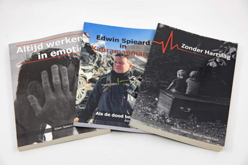 Edwin Spieard - Special Death Care, Airbrush Special Death Care, Wagens Special Death Care, voomalig ambu, voormalig ambulance, special death care, klinische lessen, postmortale zorg, thanatopraxie, buikpunctie, airbrush, vervoer, pacemaker, reconstructie, reconstructies, camouflage, camouflage cursus, airbrush cursus, presentaties, presentatie altijd werken in emotie, boeken, boek alrijd werken in emotie, boek als de dood begint te ruiken, boek zonder hartslag, aardbeving turkije, humanitaire hulp, death care germany, bodyseal, beladen presentatie, embalmer, specialistische postmortale zorg, Edwin spieard, Geert Teis, presentatie geert teis, uitverkochte zaal geert teis