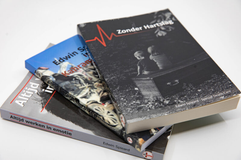 Edwin Spieard - Special Death Care, Airbrush Special Death Care, Wagens Special Death Care, voomalig ambu, voormalig ambulance, special death care, klinische lessen, postmortale zorg, thanatopraxie, buikpunctie, airbrush, vervoer, pacemaker, reconstructie, reconstructies, camouflage, camouflage cursus, airbrush cursus, presentaties, presentatie altijd werken in emotie, boeken, boek alrijd werken in emotie, boek als de dood begint te ruiken, boek zonder hartslag, aardbeving turkije, humanitaire hulp, death care germany, bodyseal, beladen presentatie, embalmer, specialistische postmortale zorg, Edwin spieard, Geert Teis, presentatie geert teis, uitverkochte zaal geert teis