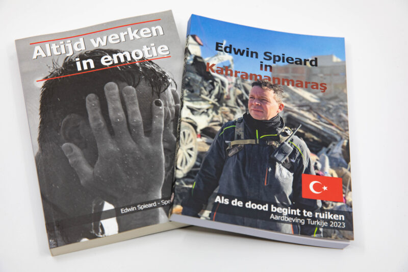 Edwin Spieard - Special Death Care, Airbrush Special Death Care, Wagens Special Death Care, voomalig ambu, voormalig ambulance, special death care, klinische lessen, postmortale zorg, thanatopraxie, buikpunctie, airbrush, vervoer, pacemaker, reconstructie, reconstructies, camouflage, camouflage cursus, airbrush cursus, presentaties, presentatie altijd werken in emotie, boeken, boek alrijd werken in emotie, boek als de dood begint te ruiken, boek zonder hartslag, aardbeving turkije, humanitaire hulp, death care germany, bodyseal, beladen presentatie, embalmer, specialistische postmortale zorg, Edwin spieard, Geert Teis, presentatie geert teis, uitverkochte zaal geert teis
