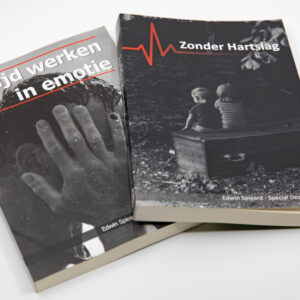 Edwin Spieard - Special Death Care, Airbrush Special Death Care, Wagens Special Death Care, voomalig ambu, voormalig ambulance, special death care, klinische lessen, postmortale zorg, thanatopraxie, buikpunctie, airbrush, vervoer, pacemaker, reconstructie, reconstructies, camouflage, camouflage cursus, airbrush cursus, presentaties, presentatie altijd werken in emotie, boeken, boek alrijd werken in emotie, boek als de dood begint te ruiken, boek zonder hartslag, aardbeving turkije, humanitaire hulp, death care germany, bodyseal, beladen presentatie, embalmer, specialistische postmortale zorg, Edwin spieard, Geert Teis, presentatie geert teis, uitverkochte zaal geert teis