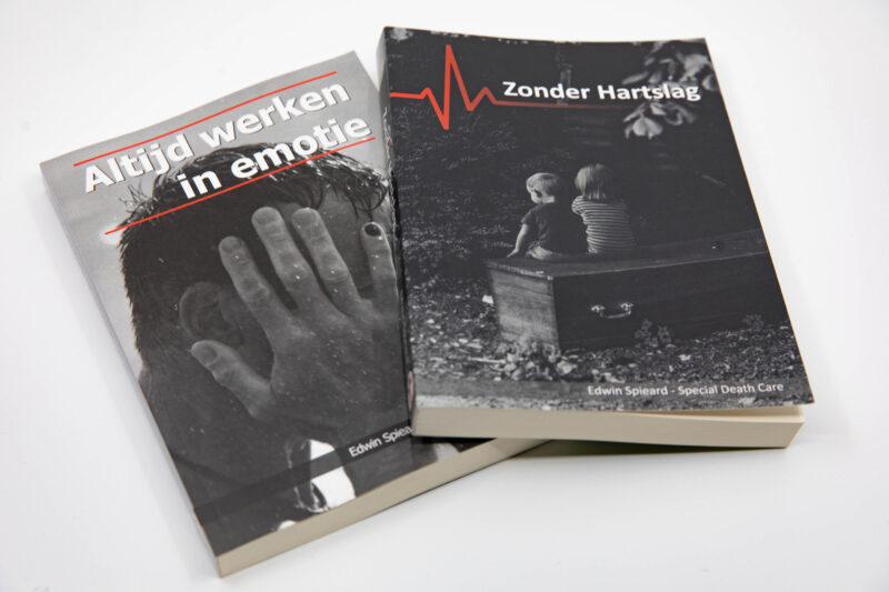 Edwin Spieard - Special Death Care, Airbrush Special Death Care, Wagens Special Death Care, voomalig ambu, voormalig ambulance, special death care, klinische lessen, postmortale zorg, thanatopraxie, buikpunctie, airbrush, vervoer, pacemaker, reconstructie, reconstructies, camouflage, camouflage cursus, airbrush cursus, presentaties, presentatie altijd werken in emotie, boeken, boek alrijd werken in emotie, boek als de dood begint te ruiken, boek zonder hartslag, aardbeving turkije, humanitaire hulp, death care germany, bodyseal, beladen presentatie, embalmer, specialistische postmortale zorg, Edwin spieard, Geert Teis, presentatie geert teis, uitverkochte zaal geert teis