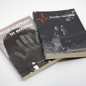 Edwin Spieard - Special Death Care, Airbrush Special Death Care, Wagens Special Death Care, voomalig ambu, voormalig ambulance, special death care, klinische lessen, postmortale zorg, thanatopraxie, buikpunctie, airbrush, vervoer, pacemaker, reconstructie, reconstructies, camouflage, camouflage cursus, airbrush cursus, presentaties, presentatie altijd werken in emotie, boeken, boek alrijd werken in emotie, boek als de dood begint te ruiken, boek zonder hartslag, aardbeving turkije, humanitaire hulp, death care germany, bodyseal, beladen presentatie, embalmer, specialistische postmortale zorg, Edwin spieard, Geert Teis, presentatie geert teis, uitverkochte zaal geert teis