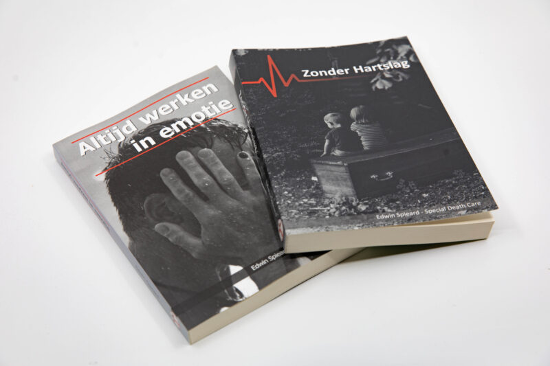 Edwin Spieard - Special Death Care, Airbrush Special Death Care, Wagens Special Death Care, voomalig ambu, voormalig ambulance, special death care, klinische lessen, postmortale zorg, thanatopraxie, buikpunctie, airbrush, vervoer, pacemaker, reconstructie, reconstructies, camouflage, camouflage cursus, airbrush cursus, presentaties, presentatie altijd werken in emotie, boeken, boek alrijd werken in emotie, boek als de dood begint te ruiken, boek zonder hartslag, aardbeving turkije, humanitaire hulp, death care germany, bodyseal, beladen presentatie, embalmer, specialistische postmortale zorg, Edwin spieard, Geert Teis, presentatie geert teis, uitverkochte zaal geert teis