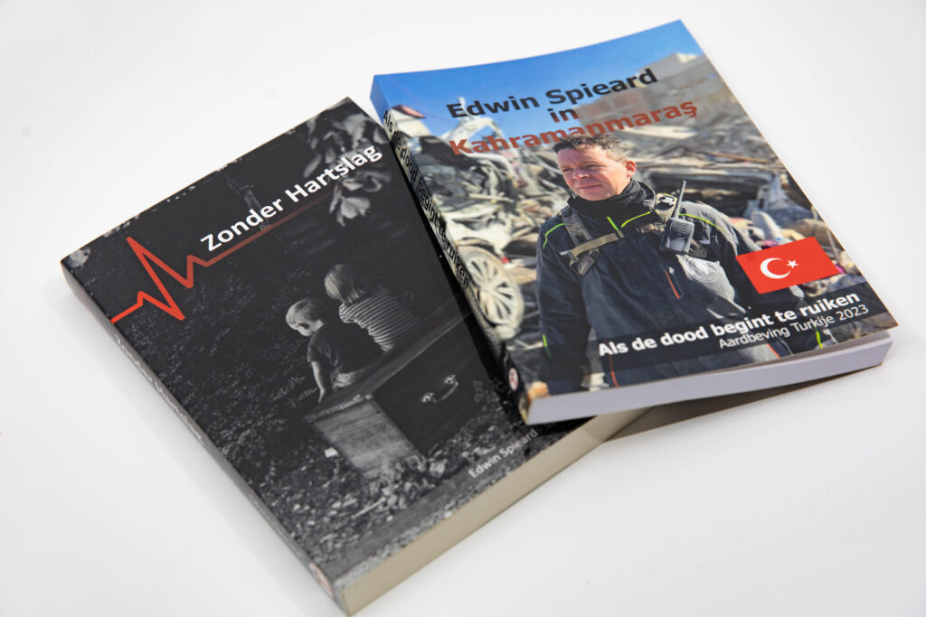 Edwin Spieard - Special Death Care, Airbrush Special Death Care, Wagens Special Death Care, voomalig ambu, voormalig ambulance, special death care, klinische lessen, postmortale zorg, thanatopraxie, buikpunctie, airbrush, vervoer, pacemaker, reconstructie, reconstructies, camouflage, camouflage cursus, airbrush cursus, presentaties, presentatie altijd werken in emotie, boeken, boek alrijd werken in emotie, boek als de dood begint te ruiken, boek zonder hartslag, aardbeving turkije, humanitaire hulp, death care germany, bodyseal, beladen presentatie, embalmer, specialistische postmortale zorg, Edwin spieard, Geert Teis, presentatie geert teis, uitverkochte zaal geert teis