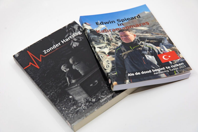 Edwin Spieard - Special Death Care, Airbrush Special Death Care, Wagens Special Death Care, voomalig ambu, voormalig ambulance, special death care, klinische lessen, postmortale zorg, thanatopraxie, buikpunctie, airbrush, vervoer, pacemaker, reconstructie, reconstructies, camouflage, camouflage cursus, airbrush cursus, presentaties, presentatie altijd werken in emotie, boeken, boek alrijd werken in emotie, boek als de dood begint te ruiken, boek zonder hartslag, aardbeving turkije, humanitaire hulp, death care germany, bodyseal, beladen presentatie, embalmer, specialistische postmortale zorg, Edwin spieard, Geert Teis, presentatie geert teis, uitverkochte zaal geert teis