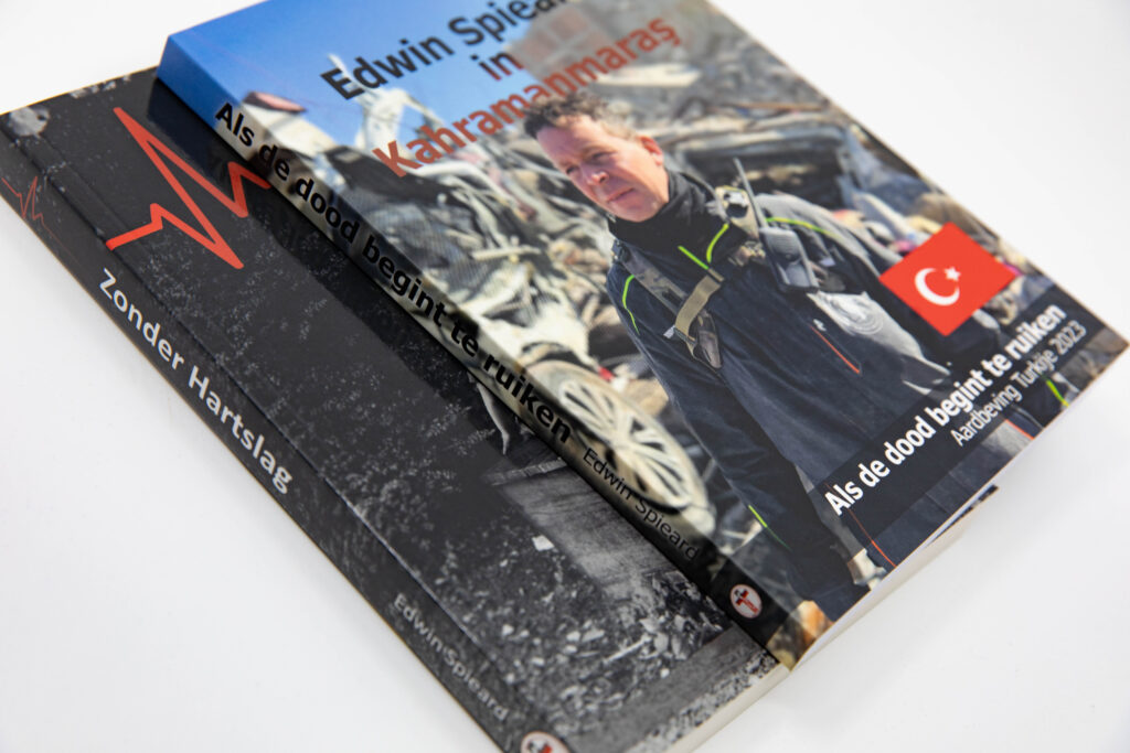 Edwin Spieard - Special Death Care, Airbrush Special Death Care, Wagens Special Death Care, voomalig ambu, voormalig ambulance, special death care, klinische lessen, postmortale zorg, thanatopraxie, buikpunctie, airbrush, vervoer, pacemaker, reconstructie, reconstructies, camouflage, camouflage cursus, airbrush cursus, presentaties, presentatie altijd werken in emotie, boeken, boek alrijd werken in emotie, boek als de dood begint te ruiken, boek zonder hartslag, aardbeving turkije, humanitaire hulp, death care germany, bodyseal, beladen presentatie, embalmer, specialistische postmortale zorg, Edwin spieard, Geert Teis, presentatie geert teis, uitverkochte zaal geert teis