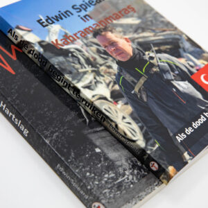 Edwin Spieard - Special Death Care, Airbrush Special Death Care, Wagens Special Death Care, voomalig ambu, voormalig ambulance, special death care, klinische lessen, postmortale zorg, thanatopraxie, buikpunctie, airbrush, vervoer, pacemaker, reconstructie, reconstructies, camouflage, camouflage cursus, airbrush cursus, presentaties, presentatie altijd werken in emotie, boeken, boek alrijd werken in emotie, boek als de dood begint te ruiken, boek zonder hartslag, aardbeving turkije, humanitaire hulp, death care germany, bodyseal, beladen presentatie, embalmer, specialistische postmortale zorg, Edwin spieard, Geert Teis, presentatie geert teis, uitverkochte zaal geert teis