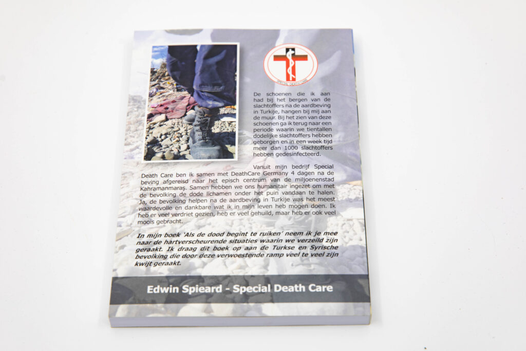 Edwin Spieard - Special Death Care, Airbrush Special Death Care, Wagens Special Death Care, voomalig ambu, voormalig ambulance, special death care, klinische lessen, postmortale zorg, thanatopraxie, buikpunctie, airbrush, vervoer, pacemaker, reconstructie, reconstructies, camouflage, camouflage cursus, airbrush cursus, presentaties, presentatie altijd werken in emotie, boeken, boek alrijd werken in emotie, boek als de dood begint te ruiken, boek zonder hartslag, aardbeving turkije, humanitaire hulp, death care germany, bodyseal, beladen presentatie, embalmer, specialistische postmortale zorg, Edwin spieard, Geert Teis, presentatie geert teis, uitverkochte zaal geert teis